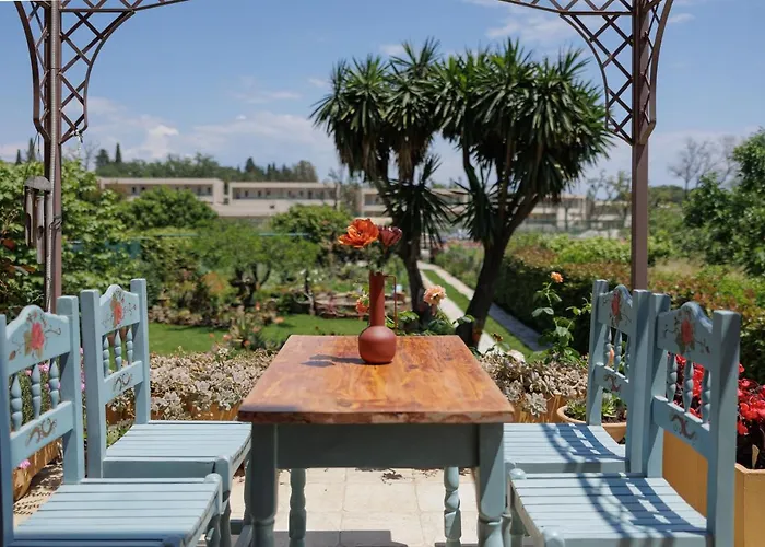 Homely 2bd In Dassia شقة