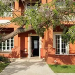 Homely 2bd In Dassia Apartman