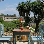 Homely 2bd In Dassia Apartman