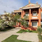 Homely 2bd In Dassia Apartamento *