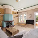 Homely 2bd In Dassia Apartman *