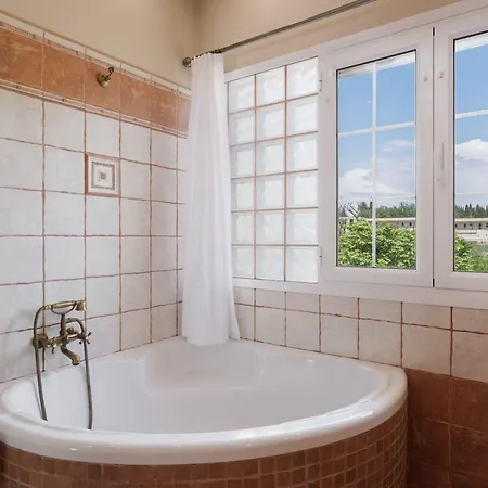 Homely 2bd In Dassia *