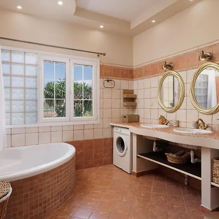 Homely 2bd In Dassia アパート *