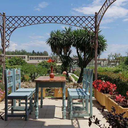 Homely 2bd In Dassia