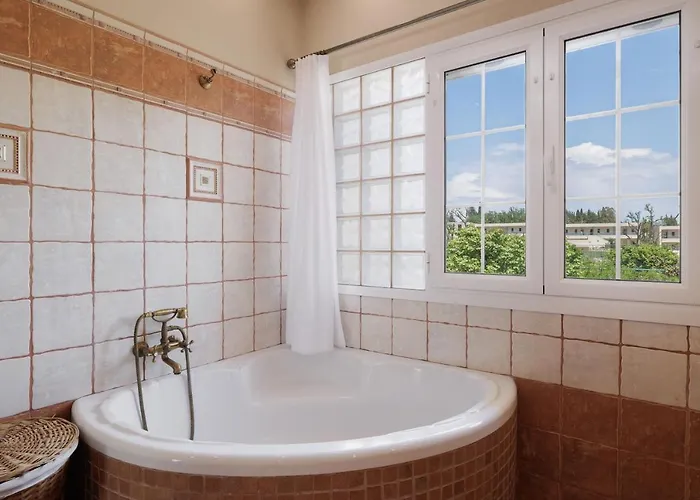 Homely 2bd In Dassia *