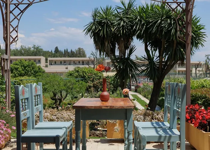 Homely 2bd In Dassia דירה