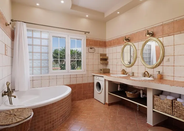 Homely 2bd In Dassia Διαμέρισμα *