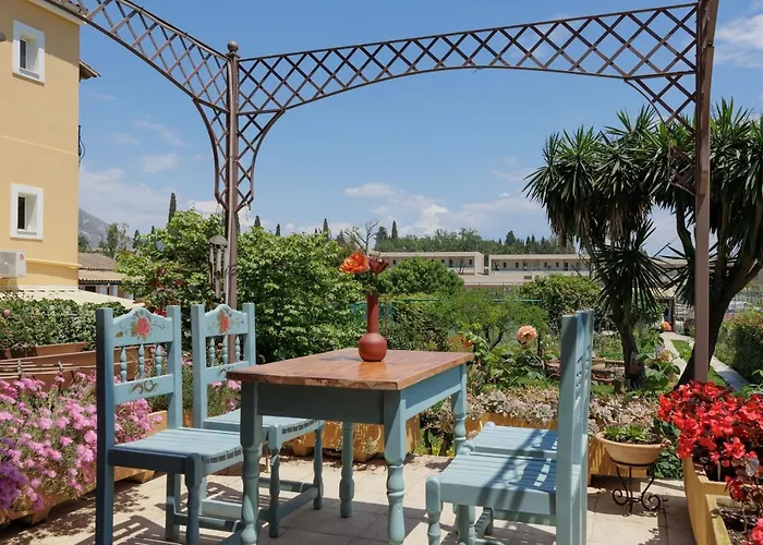 Homely 2bd In Dassia