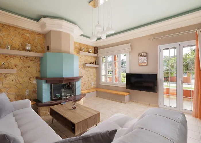 Homely 2bd In Dassia Lejlighed *